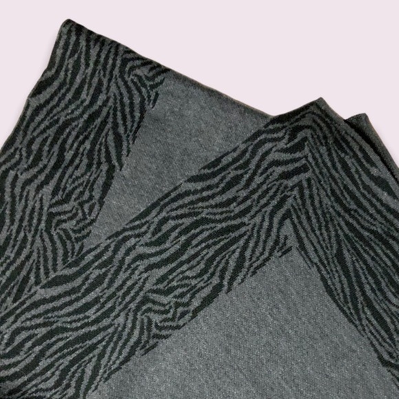 reversible wrap scarf Animal Tiger stripe print gray finely knit - Picture 2 of 3